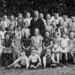 Schülerinnen und Schüler mit Lehrer Seebörger ca. 1938