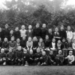 Schülerschaft mit den Lehrern Witzleben (links) und Seebörger (rechts) ca. 1950