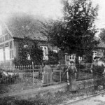Schmiedemeister Ernst Albrecht (heute Niehoff) mit seiner Mutter u. seinem ersten Lehrling. Im Vordergrund die Bahnschienen der Reichsbahn. 1913