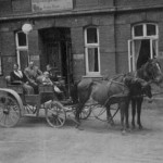 Mit Heils Pferde- und Kutschwagen wurden die Gäste aus Neu Darchau und Bahnhof Görde abgeholt. Max und Lotte mit Kutscher Siegfried Adamsky - 1949