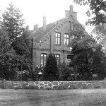 Schulhaus - heute Gemeinde-Kindergarten - mit Lehrer Bromann und Familie - ca 1925