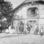 Festumzug um 1880 vor der alten Schule (Giebelansicht) - heute Augustenhof
