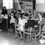 „Gründungskinder des Kindergartens“ Kleiner blonder Junge mit Ringelpulli : Jürgen Stefaniszyn, Zopfmädchen Friederike Meyer