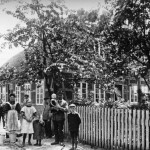 Hof Meyer vor ca. hundert Jahren mit dem Bauernehepaar: Carl Heinrich und Wilhelmine Meyer