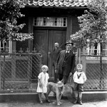 Familie Meyer ca 1928, Opa Carl Heinrich Meyer mit den Zwillingen Hans Hermann und Anneliese Meyer